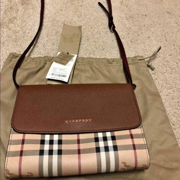 Burberry purse 9/10 Condition receipt included - Picture 1 of 5